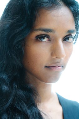 Kameraya bakan bir kadının yarım portresi.