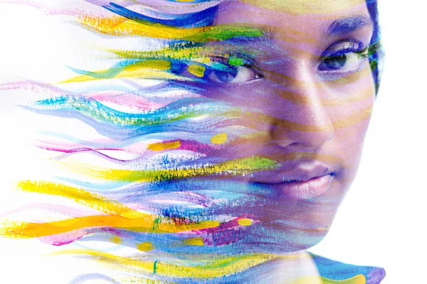 女性の顔の芸術的な肖像画は 絵画の技術でカラフルな波状の塗料ラインと組み合わせる — ストック写真