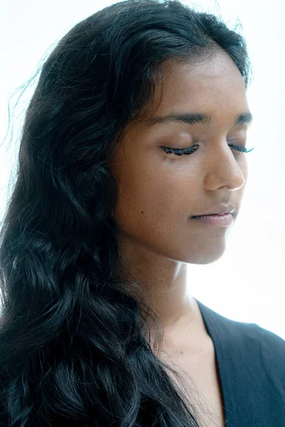 Een Portret Van Een Mooie Jonge Vrouw Met Zwart Haar — Stockfoto