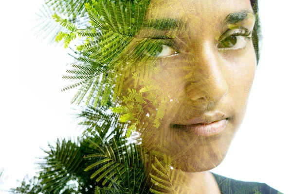Een Half Frontale Vrouw Gezicht Portret Combinatie Met Groen Gebladerte — Stockfoto