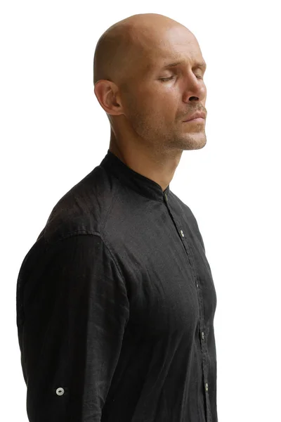 Ett Halvfrontalporträtt Man Svart Skjorta Med Slutna Ögon — Stockfoto