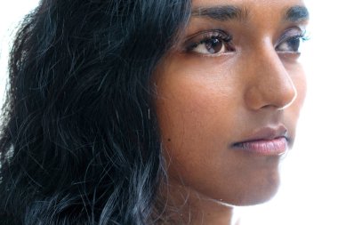 Yarı ön portre, siyah saçlı güzel bir kadının yan görünüşü.