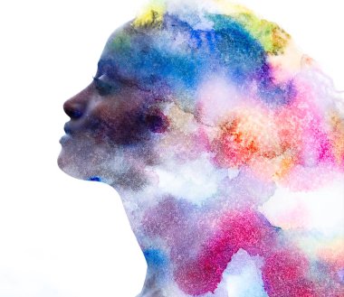 Beyaz arka planda soyut bir suluboya ile birleştirilmiş bir kadın portresi.