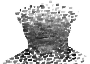 Çifte pozlama teknikleriyle fırça darbeleriyle birleştirilmiş bir adamın sanatsal siyah beyaz portresi.