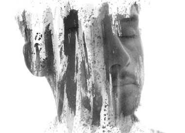 Gözleri kapalı bir gencin siyah beyaz portresi dikey fırça darbeleri ve boya teknikleriyle birleştirilmiş.