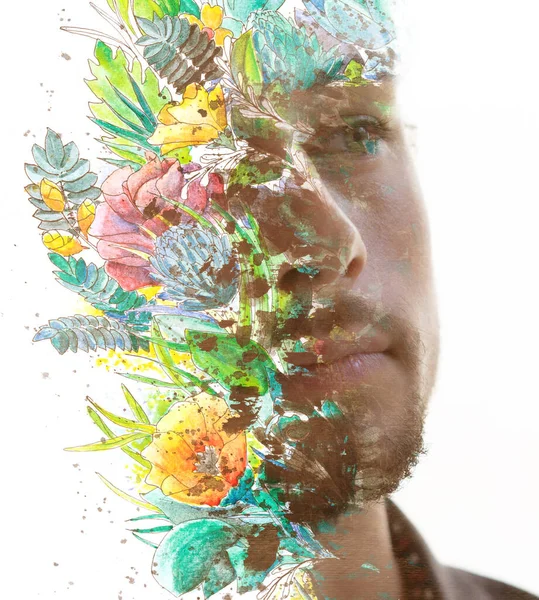Uzağa Dikkatlice Bakan Genç Bir Adamın Portresi Canlı Çiçekli Bir — Stok fotoğraf