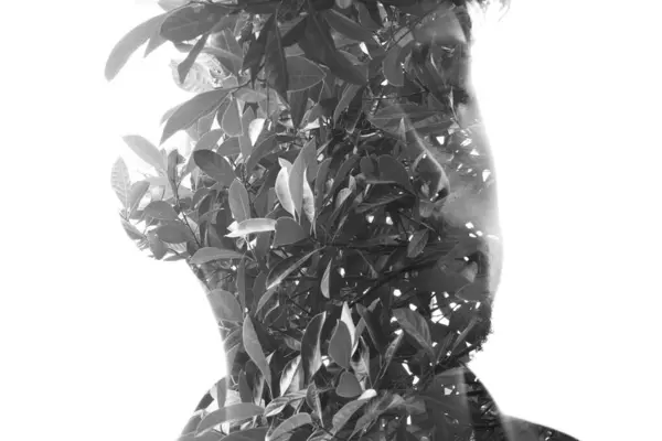 Retrato Dessaturado Homem Combinado Com Uma Fotografia Folhas Técnica Dupla — Fotografia de Stock