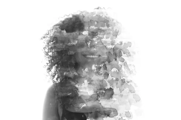 Ein Schwarz Weiß Porträt Einer Frau Kombiniert Mit Einem Tuschebild lizenzfreie Stockfotos