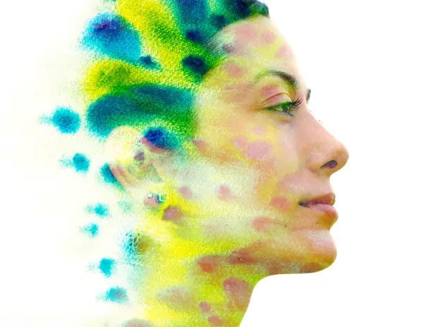 Een Jonge Vrouwenprofiel Gecombineerd Met Een Kleurrijk Abstract Blauw Geel Stockfoto