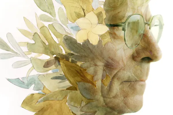 Közelkép Egy Szemüveges Öregemberről Aki Egy Virágfestménnyel Egyesül Egy Festményen Stock Kép