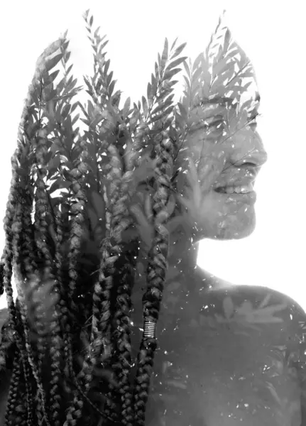 一个面带微笑的女人的黑白照片和一张双重曝光的树叶照片合二为一 图库图片