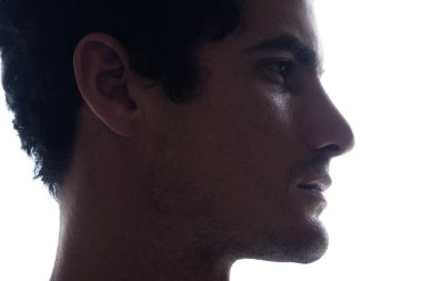 Genç bir adamın düşük kontrastlı portresi.