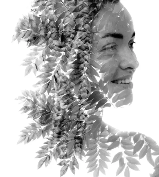 Černobílý Poloprofilový Portrét Usměvavé Ženy Mizející Odumřelé Fotografii Listí Stromu Stock Snímky