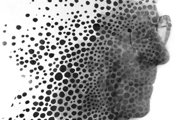 Černobílý Portrét Muže Brýlemi Spojený Abstraktním Tečkovaným Vzorem Malířské Malbě Stock Fotografie