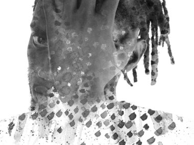 Siyah-beyaz bir portre, genç bir Afrikalı Amerikalı 'nın yakın plan portresi. Yüzüne bir el koyuyor ve soyut fırça darbeleriyle birleştiriyor.