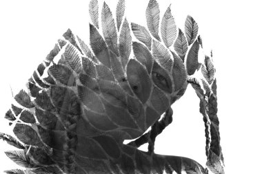 Rasta bukleli bir kadının portresi siyah beyaz bir resimde grafiksel yaprak deseniyle birleştirilmiş.