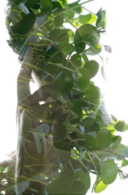 Yüzüne dokunan bir adam portre silueti ile büyütülmüş bir yeşillik fotoğrafının birleşimi.