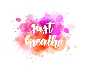 Sadece nefes al - soyut suluboya boya arka plan üzerine el yazısı modern yazı harfi.