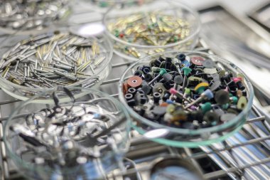 Dişçi aletleri. Diş sağlığı ve sağlık hizmetleri kavramı.