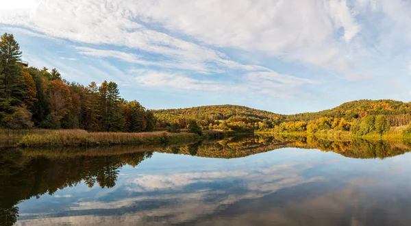 Klidná Široká Řeka Ottauquechee Teče Quechee Gorge Vermontu Podzimními Barvami — Stock fotografie