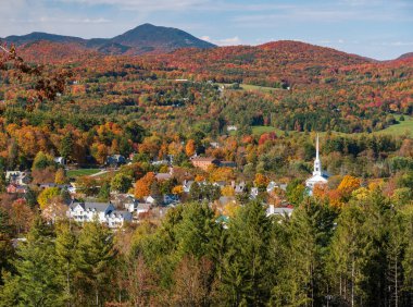 Stowe 'daki beyaz kilise Vermont sonbaharında parlak sonbahar renkleriyle çevrili.