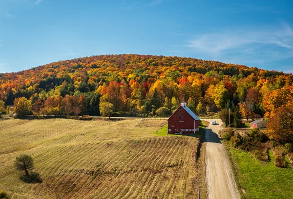 秋天五彩缤纷的季节里 在佛蒙特州斯托附近的跑道边的Grandview农场谷仓 — 图库照片