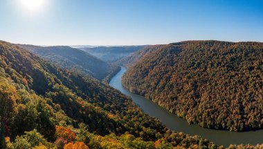 Sonbaharda Aldatan Nehir 'i dar ormanlık vadide seyredeceğiz. Coopers Rock Ormanı Morgantown, Batı Virginia yakınlarında.