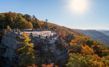 Sonbaharda Aldatan Nehir Vadisi 'ni Coopers Kayası' yla birlikte Morgantown, Batı Virginia yakınlarındaki renkli ağaçlara bakın.