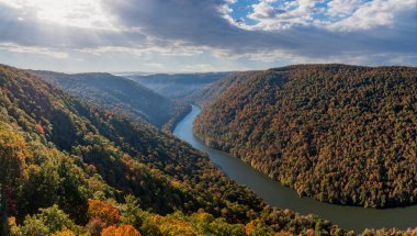 Sonbaharda Aldatan Nehir 'i dar ormanlık vadide seyredeceğiz. Coopers Rock Ormanı Morgantown, Batı Virginia yakınlarında.