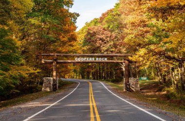 Cooper 's Rock State Ormanı yolu üzerindeki yeni tahta gövde girişi tabelası.