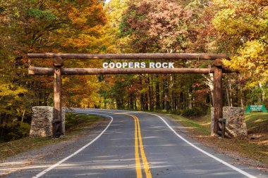 Cooper 's Rock State Ormanı yolu üzerindeki yeni tahta gövde girişi tabelası.