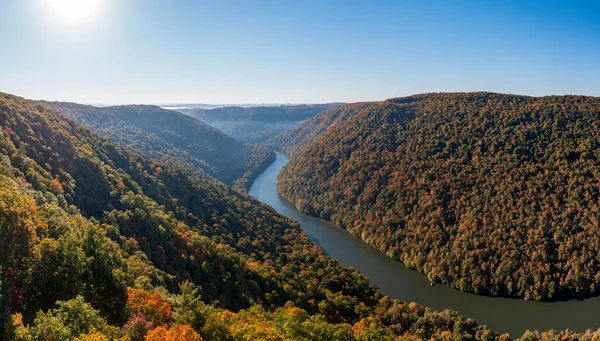 秋には狭い森の峡谷でチート川を眺めましょう クーパー ロック フォレストはウェストバージニア州モーガンタウンに近い — ストック写真