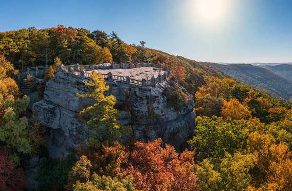 秋にはチート川渓谷を眺め 西バージニア州モーガンタウン近くのカラフルな木々の中でクーパーロックを見落とす — ストック写真