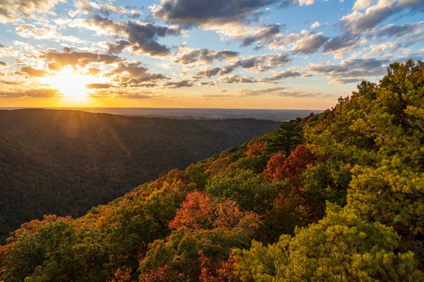 Slunce Zapadající Mraky Osvětlující Podzimní Barvy Stromů Coopers Rock State — Stock fotografie