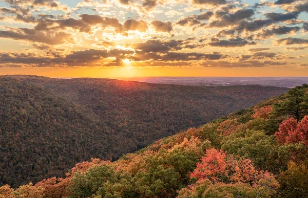 Slunce Zapadající Mraky Osvětlující Podzimní Barvy Stromů Coopers Rock State — Stock fotografie