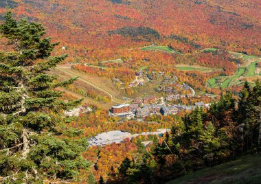 Stowe Dağı Tatil Köyü 'nün hava manzarası Mansfield Dağı' nda sonbahar renkleri arasında golf sahasında.