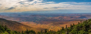 Vermont, Stowe yakınlarındaki Mansfield Dağı 'nın zirvesinden Champlain Gölü ve Adirondacks Gölü' ne doğru