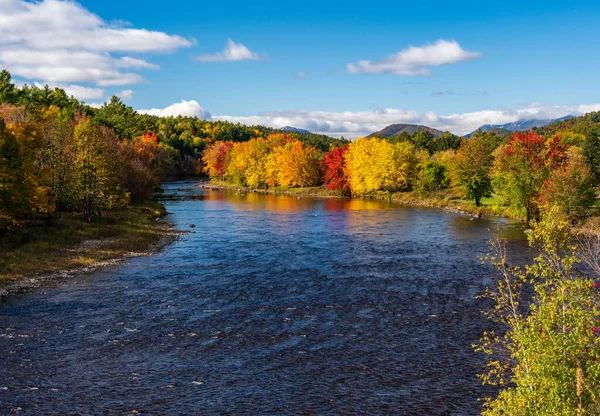 Sonbaharda Adirondacks New York Saranac Nehrinin Etrafındaki Renkli Sonbahar Ağaçları — Stok fotoğraf