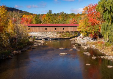 Jay 'in çevresindeki Adirondacks' taki renkli sonbahar ağaçları sonbaharda New York 'ta köprüyü kapladı.
