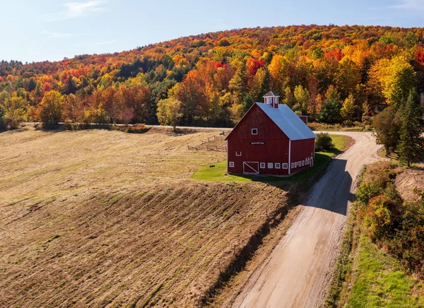 秋天五彩缤纷的季节里 在佛蒙特州斯托附近的跑道边的Grandview农场谷仓 — 图库照片