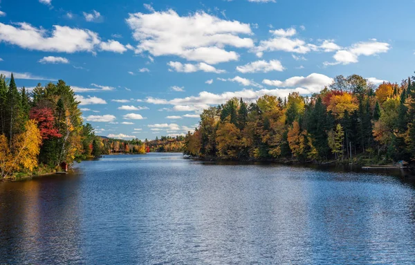 Podzimní Listí Stromy Obklopují Chateaugay Lake Ellenburgu Státě New York — Stock fotografie