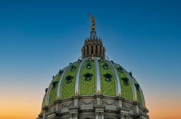 ハリスバーグPaのペンシルベニア州議事堂の建物のドーム上のタイルと像の詳細 — ストック写真