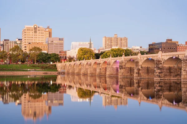 Spiegelungen Der Steinernen Bögen Der Market Bridge Susquehanna River Harrisburg — Stockfoto
