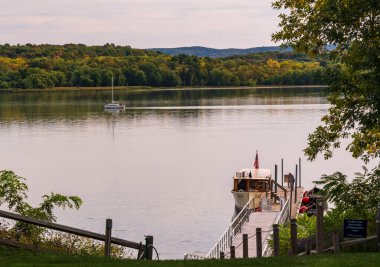 Fort Ticonderoga, New York - 30 Eylül 2022: Champlain Gölü 'ndeki Carillon tekne turları Fort Ticonderoga' dan