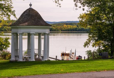 Fort Ticonderoga, New York - 30 Eylül 2022: Ticonderoga Kalesi 'nden Champlain Gölü' ne tekne turları