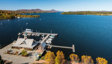 Newport, VT - 3 Ekim 2022: Newport liman ve limanının havadan görüntüsü