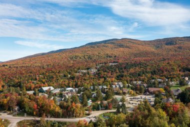 Jefferson, VT - 4 Ekim 2022: Kaçakçılar için hava manzarası Notch tatili ve sonbaharda kayak merkezi