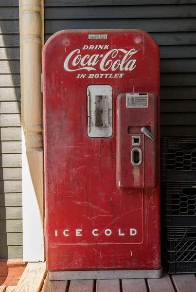 Stowe October 2022 Antique Refridgerated Coca Cola Bottle Dispenser — Stock Photo, Image