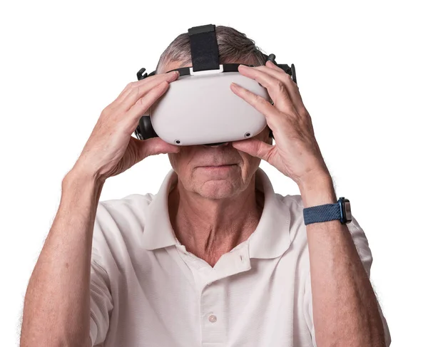 Hombre Adulto Mayor Sosteniendo Sus Auriculares Realidad Virtual Mientras Explora — Foto de Stock