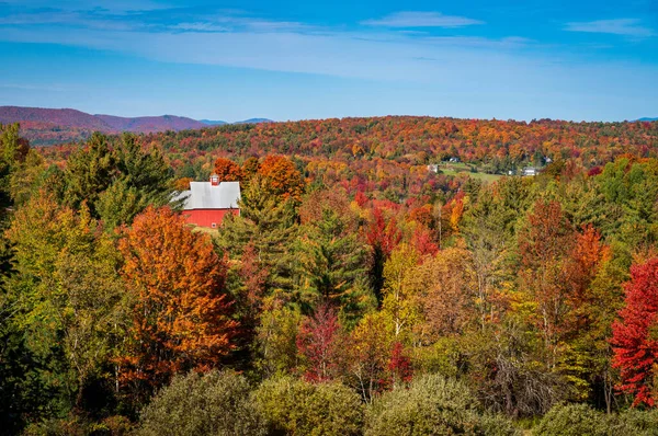 秋の色の季節の間にバーモント州のストウ近くのトラックの横にあるグランドビューファーム納屋 — ストック写真